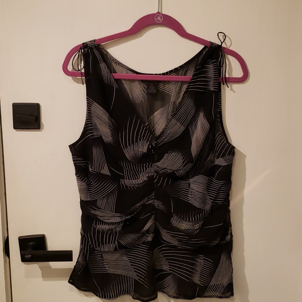 The Limited Black/White Sleeveless Tank